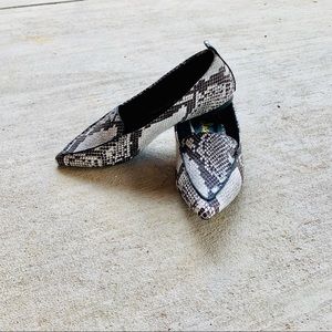 NWOT Lulus snake print pointed toe flats loafers